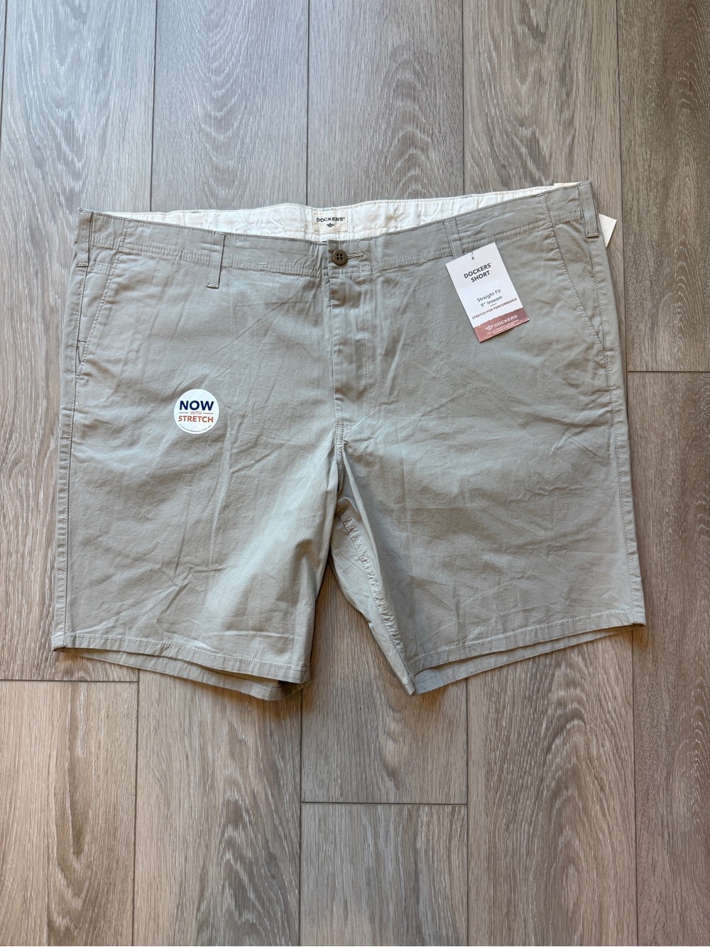 DOCKERS Men's Size 44 Straight Fit 9" Inseam Stretch Performance Shorts Khaki
